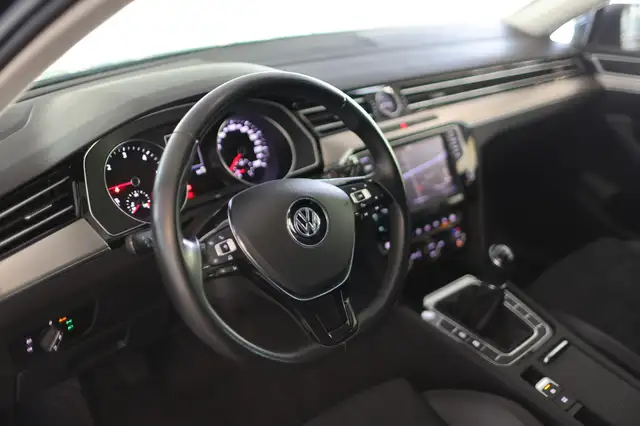 Volkswagen Passat view 10