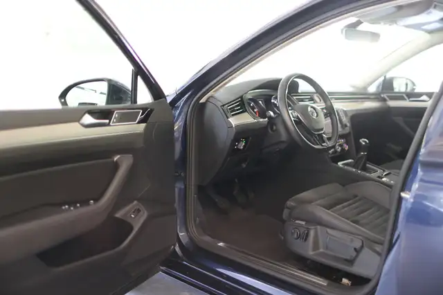 Volkswagen Passat view 9
