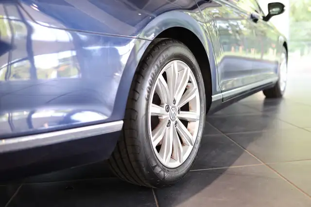 Volkswagen Passat view 7