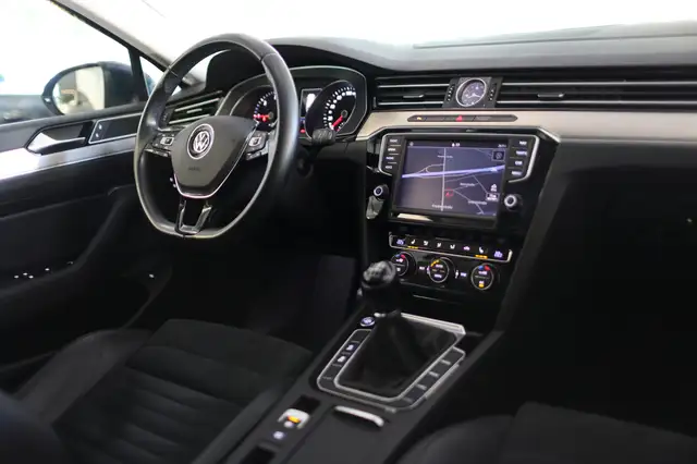 Volkswagen Passat view 8