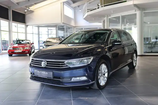Volkswagen Passat view 3
