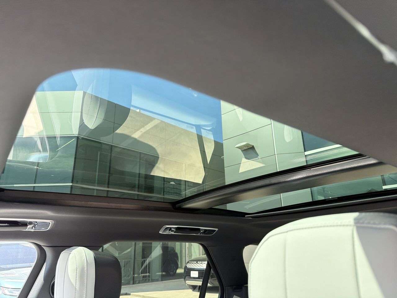 2026 Land Rover Range Rover Sport P400 Dynamic SE thumb 19
