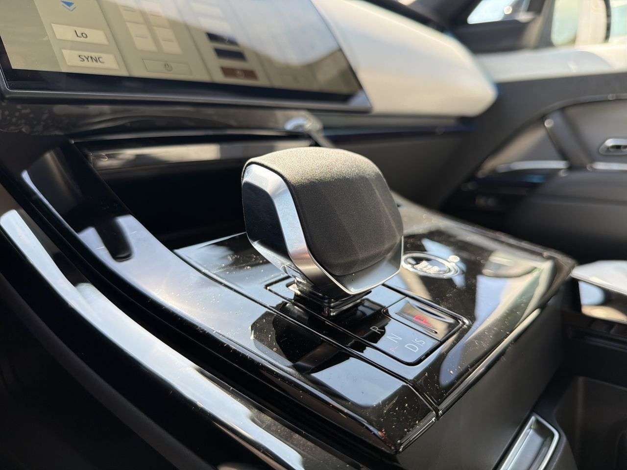 2026 Land Rover Range Rover Sport P400 Dynamic SE thumb 17