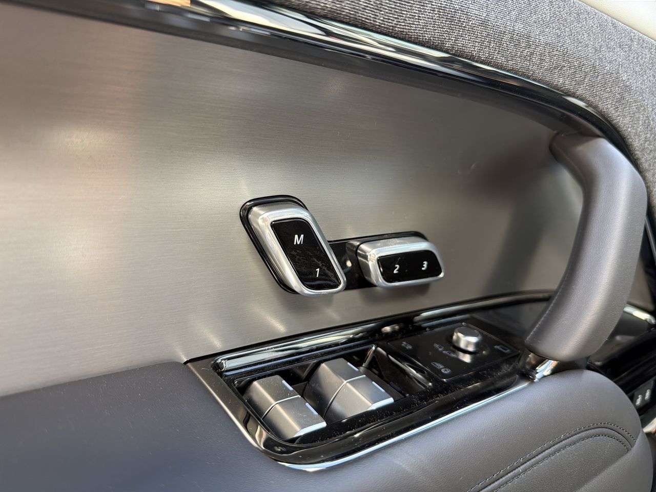 2026 Land Rover Range Rover Sport P400 Dynamic SE thumb 9