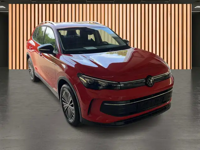 Volkswagen Tiguan view 3