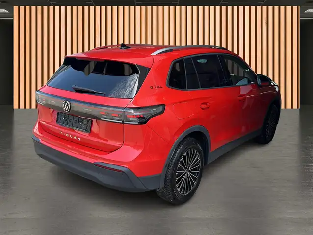 Volkswagen Tiguan view 4