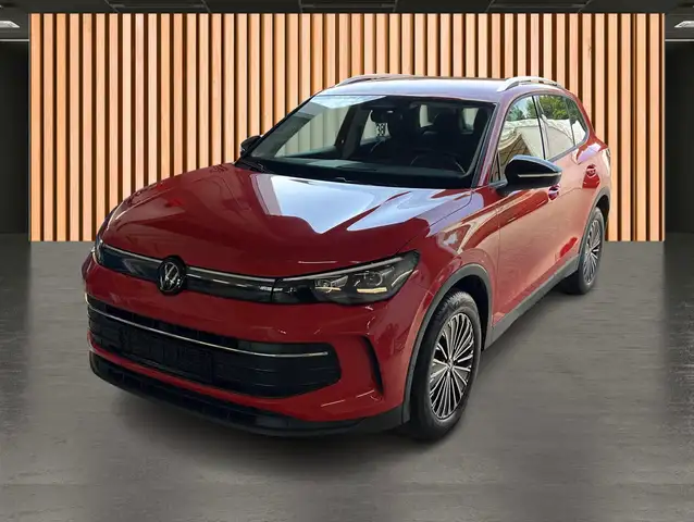Volkswagen Tiguan view 2
