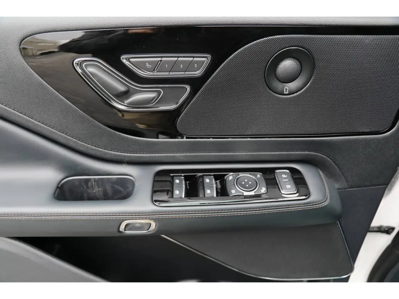 Lincoln Aviator снимка Lincoln Aviator