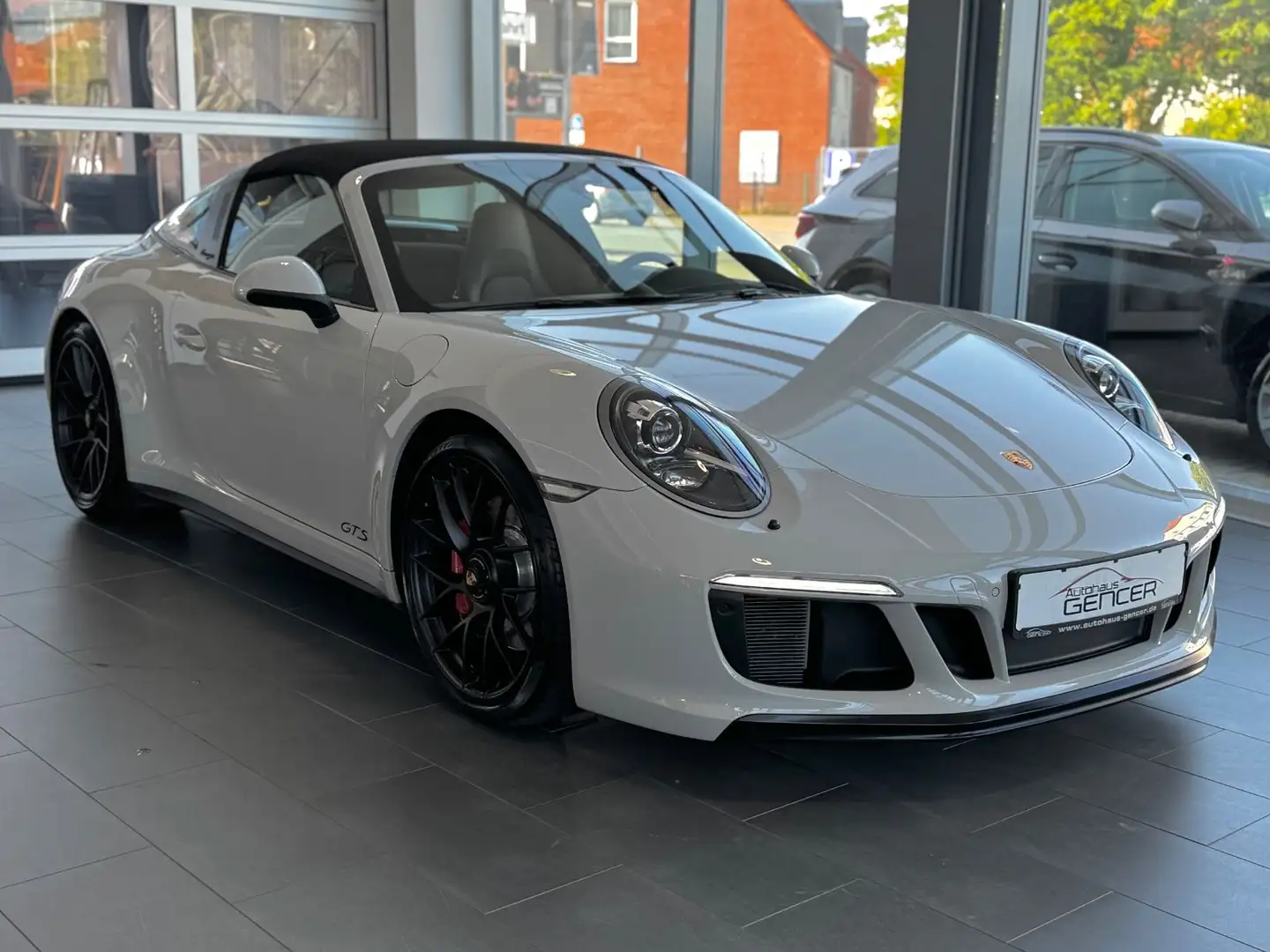 Porsche 911 Targa 4 GTS "Approved/Chrono/Bose" Grau - 2
