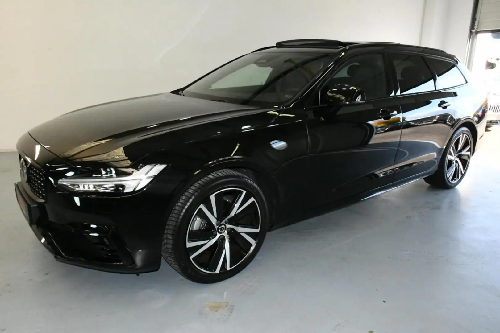 Volvo V90 B4 Plus Bright ACC*PANO*H&K*AHK*BLIS*MEMO*BT Schwarz - 2