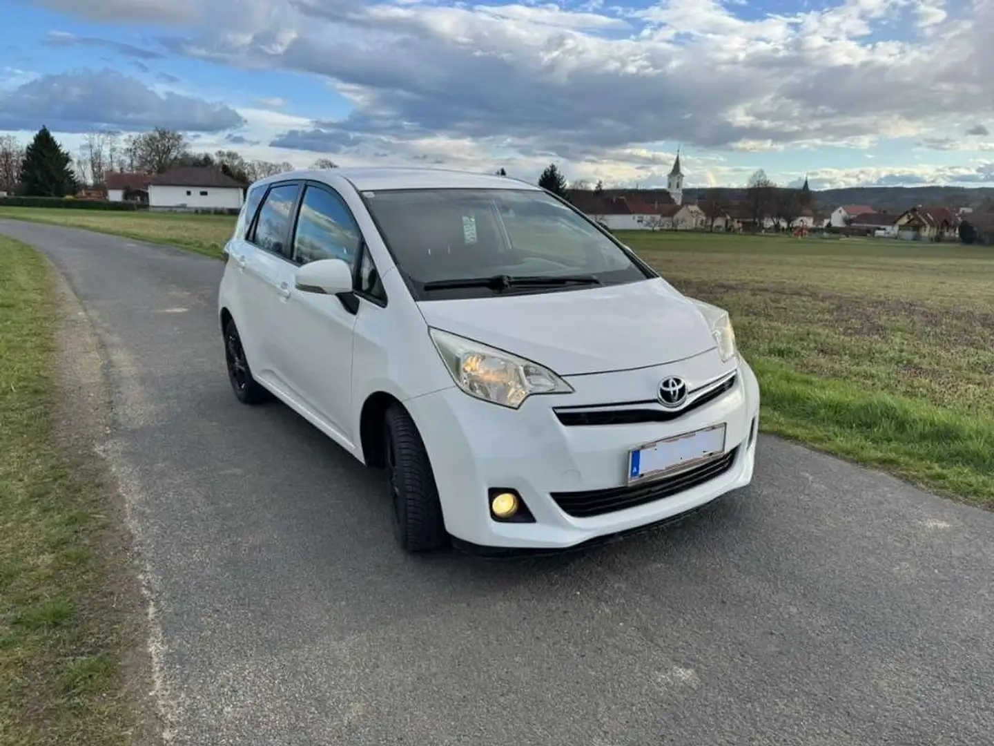 Toyota Verso-S Verso S 1,33 dVVT-i Active Aut. Active Білий - 1