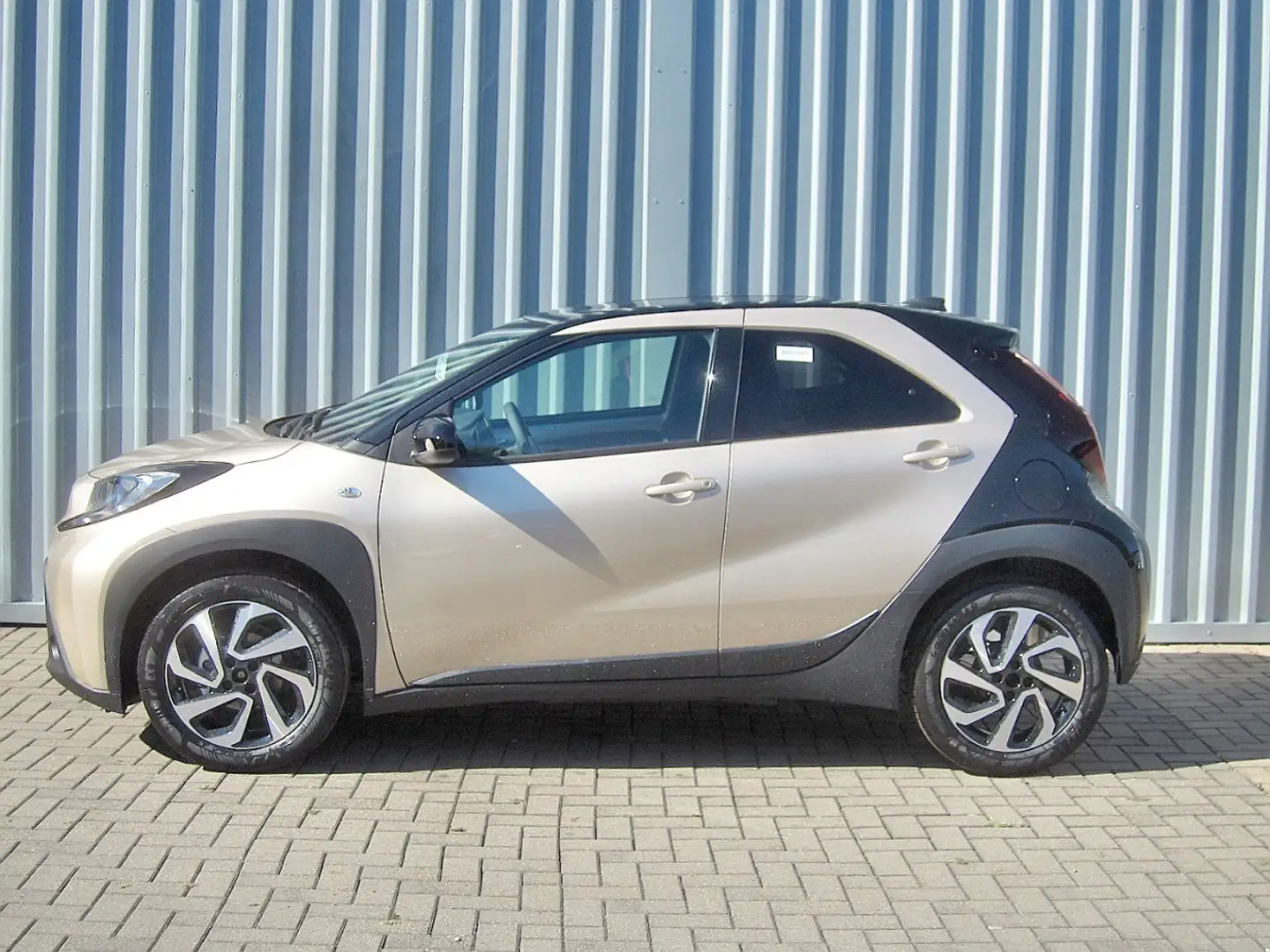 Toyota Aygo X 1.0 VVT-i CVT Teamplayer AppleCarPlay, BT Beige - 2
