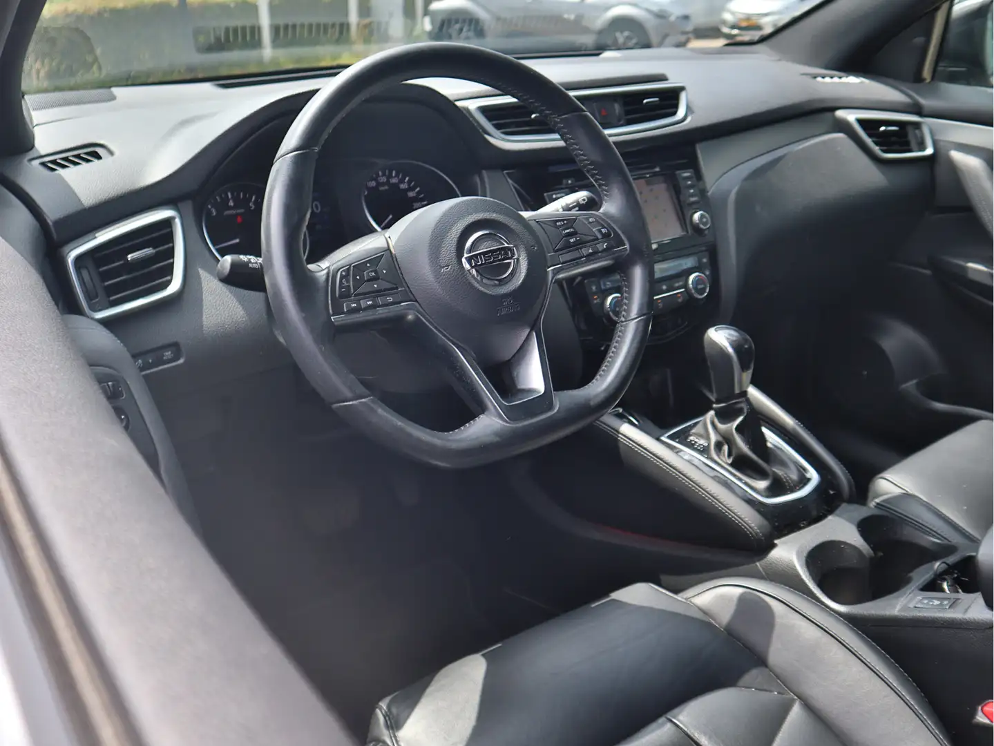Nissan Qashqai 1.3 DIG-T Tekna + | Leder | Navigatie | Trekhaak | Grijs - 2