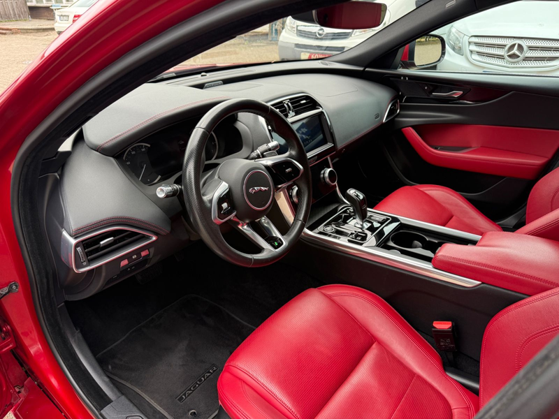 Jaguar XE R-DYNAMIC S Aut Leder Kamera LED DAB Navi SH — photo 3