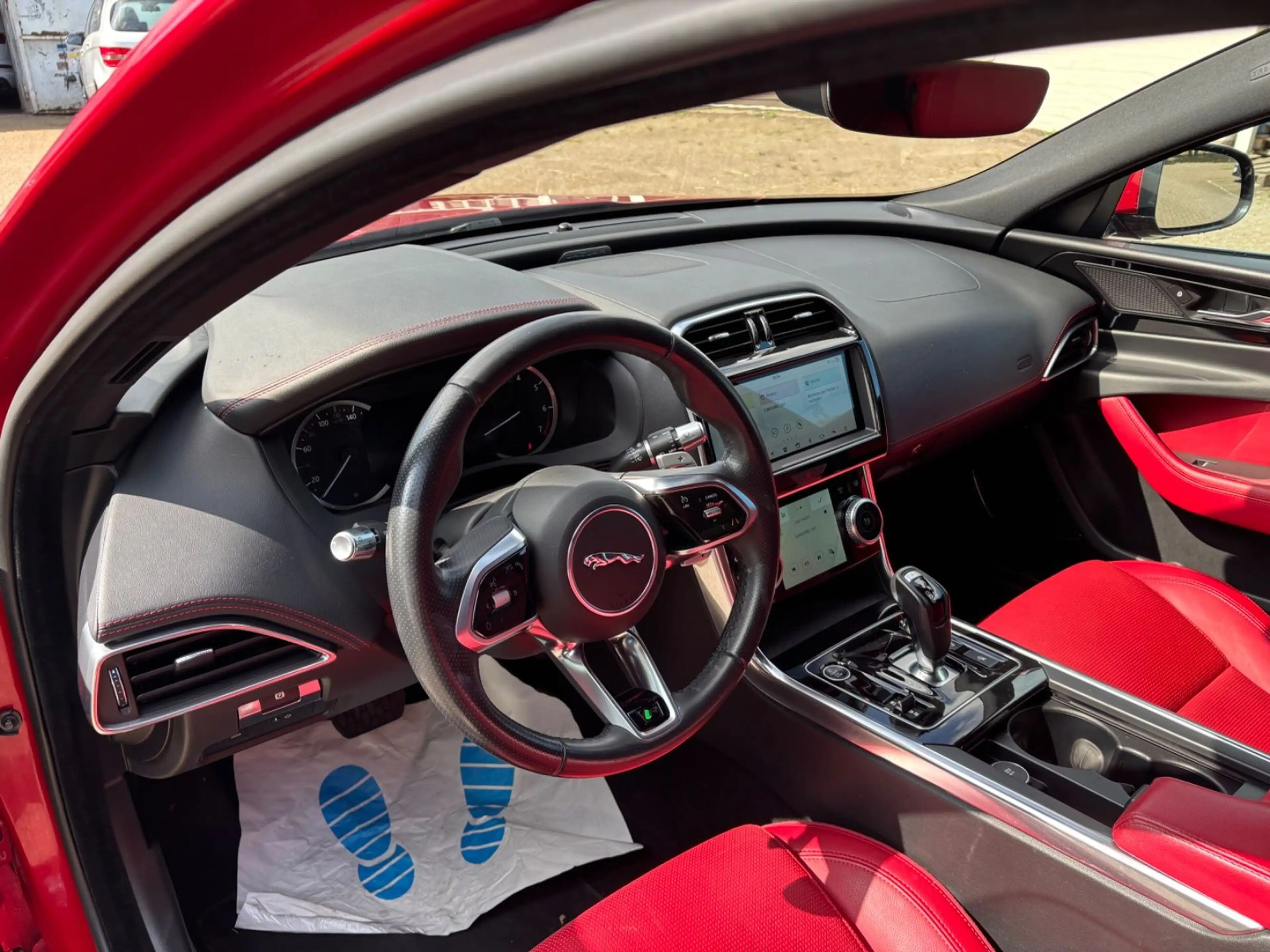 Jaguar XE R-DYNAMIC S Aut Leder Kamera LED DAB Navi SH — photo 4