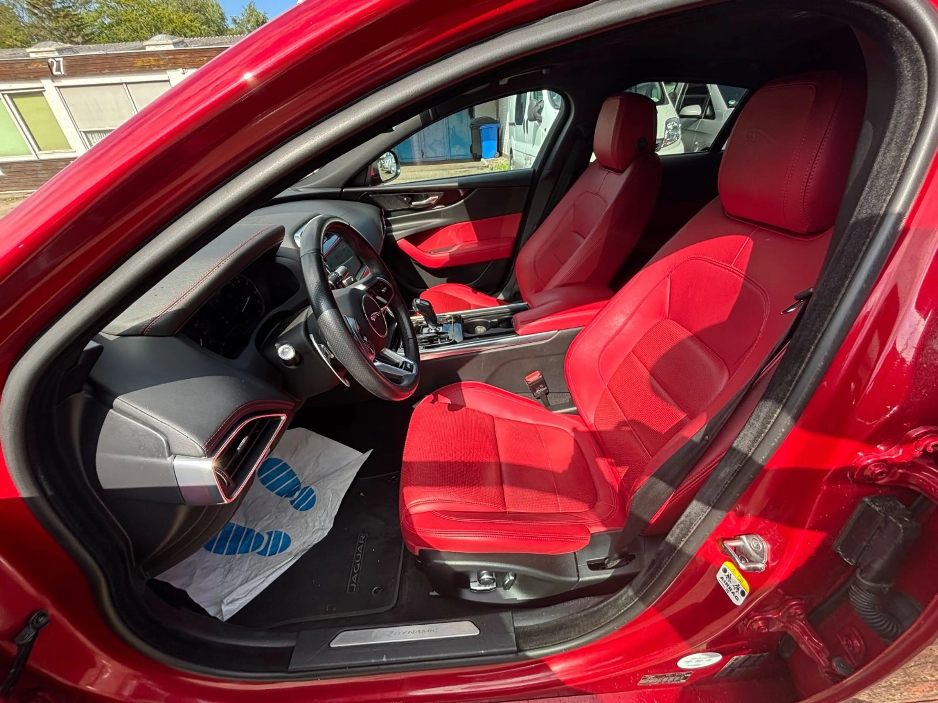 Jaguar XE R-DYNAMIC S Aut Leder Kamera LED DAB Navi SH — photo 5