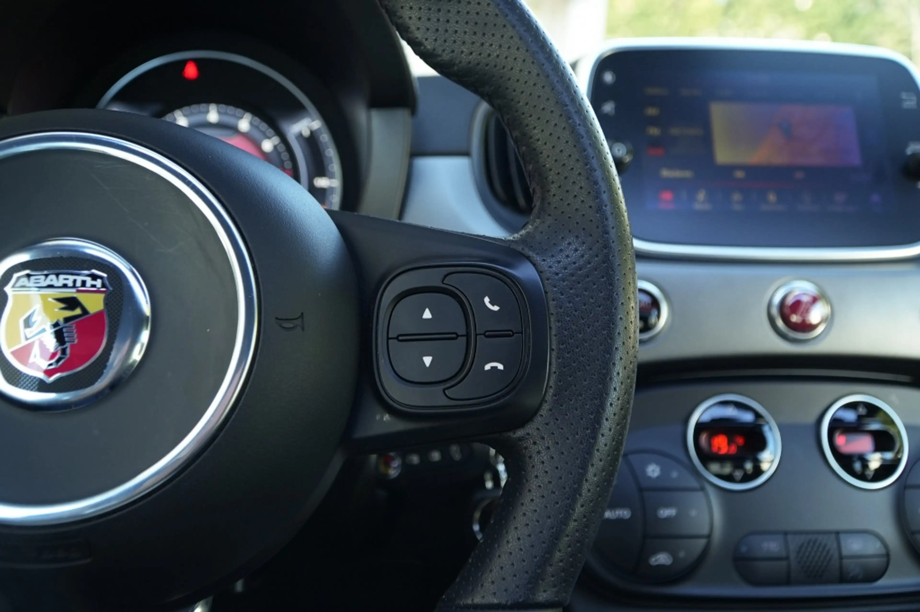 Abarth 595C 1.4 T-Jet I 165 Turismo 70th Anniversary — photo 8