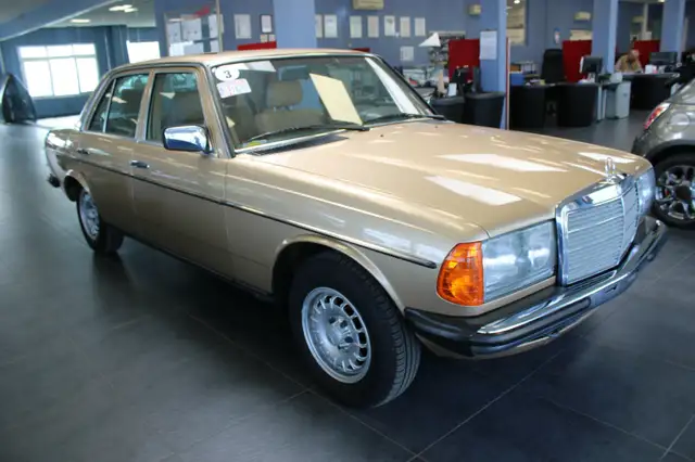 Mercedes-Benz 230 E - AUT. - SCHIEBDACH - ROSTFREI -