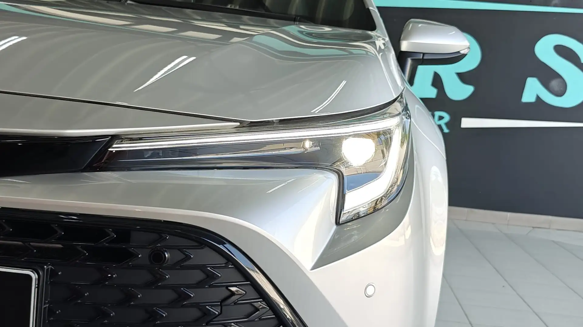 Toyota Corolla TS Hybrid 2.0 style + tech pack e-CVT Zilver - 2