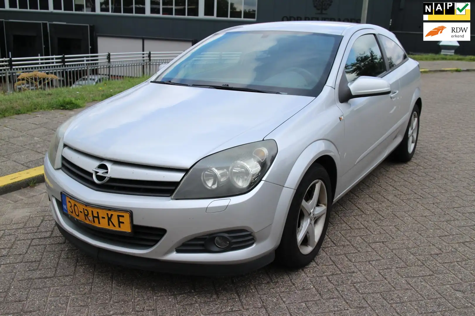 Opel Astra GTC 1.6 Enjoy Gris - 1