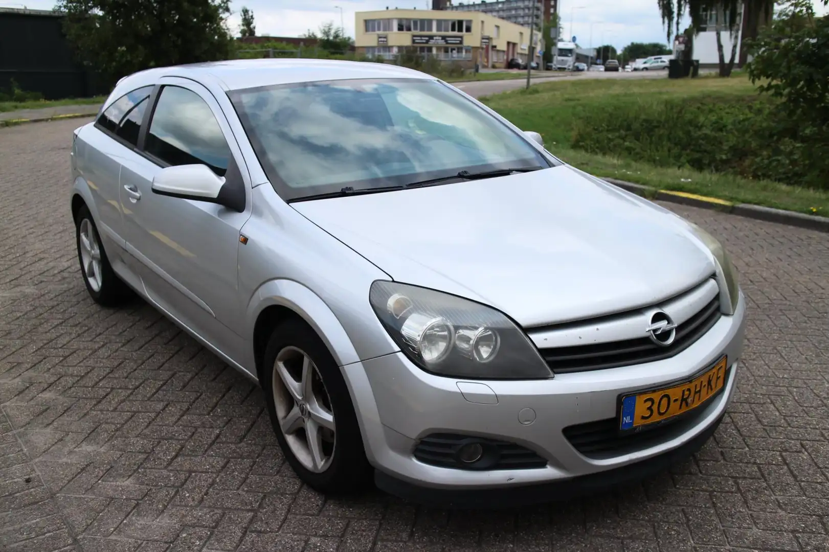 Opel Astra GTC 1.6 Enjoy Gris - 2