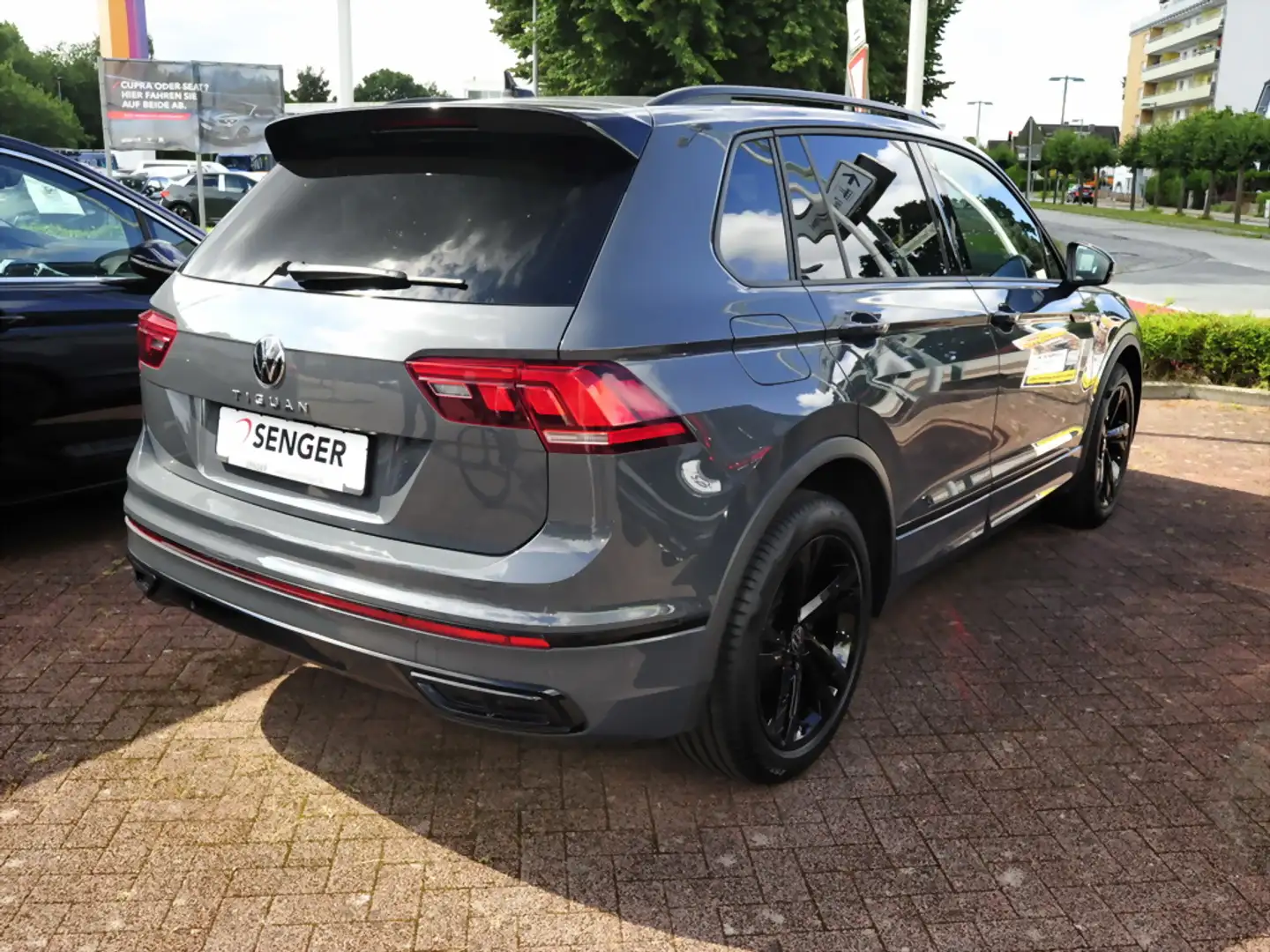 Volkswagen Tiguan 1.5 TSI R-Line DSG Nav Matrix PDC Carplay Grijs - 2