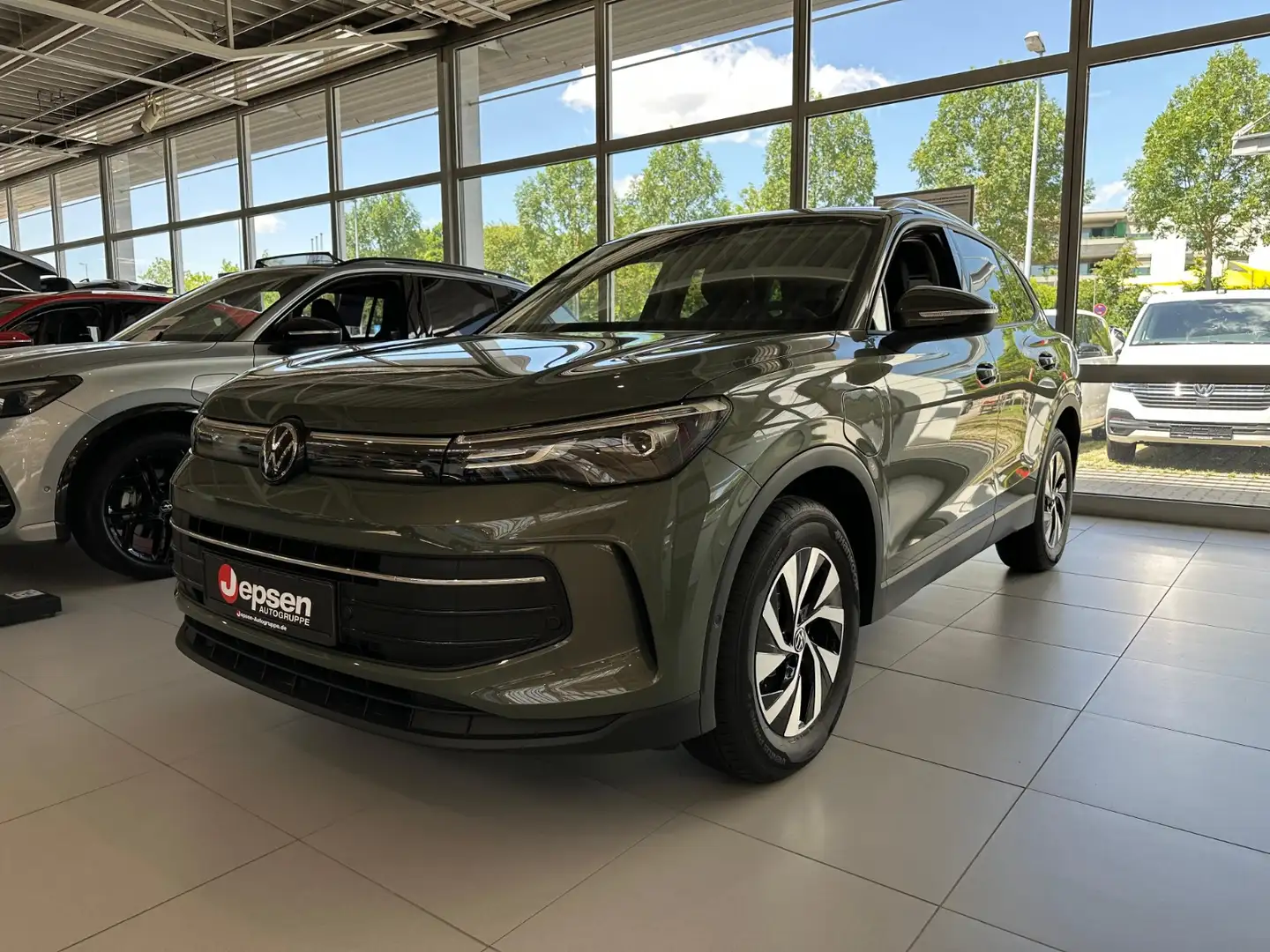 Volkswagen Tiguan Life 1.5 eHybrid DSG AHK+ParkAssistPro+Nav Grün - 2