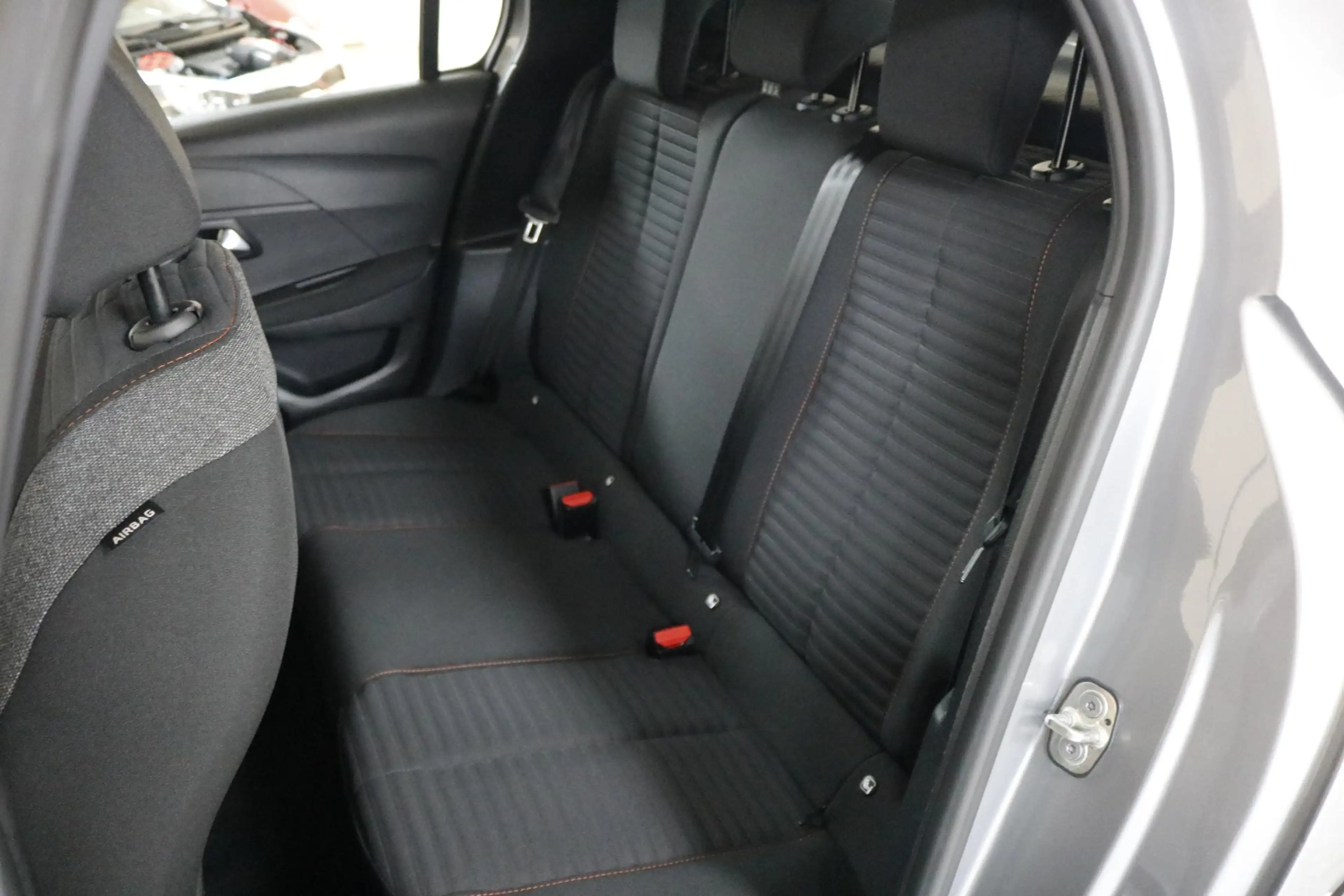 Peugeot e-208 EV Active 50 kWh Climate | Carplay | Bluetooth | C — photo 6