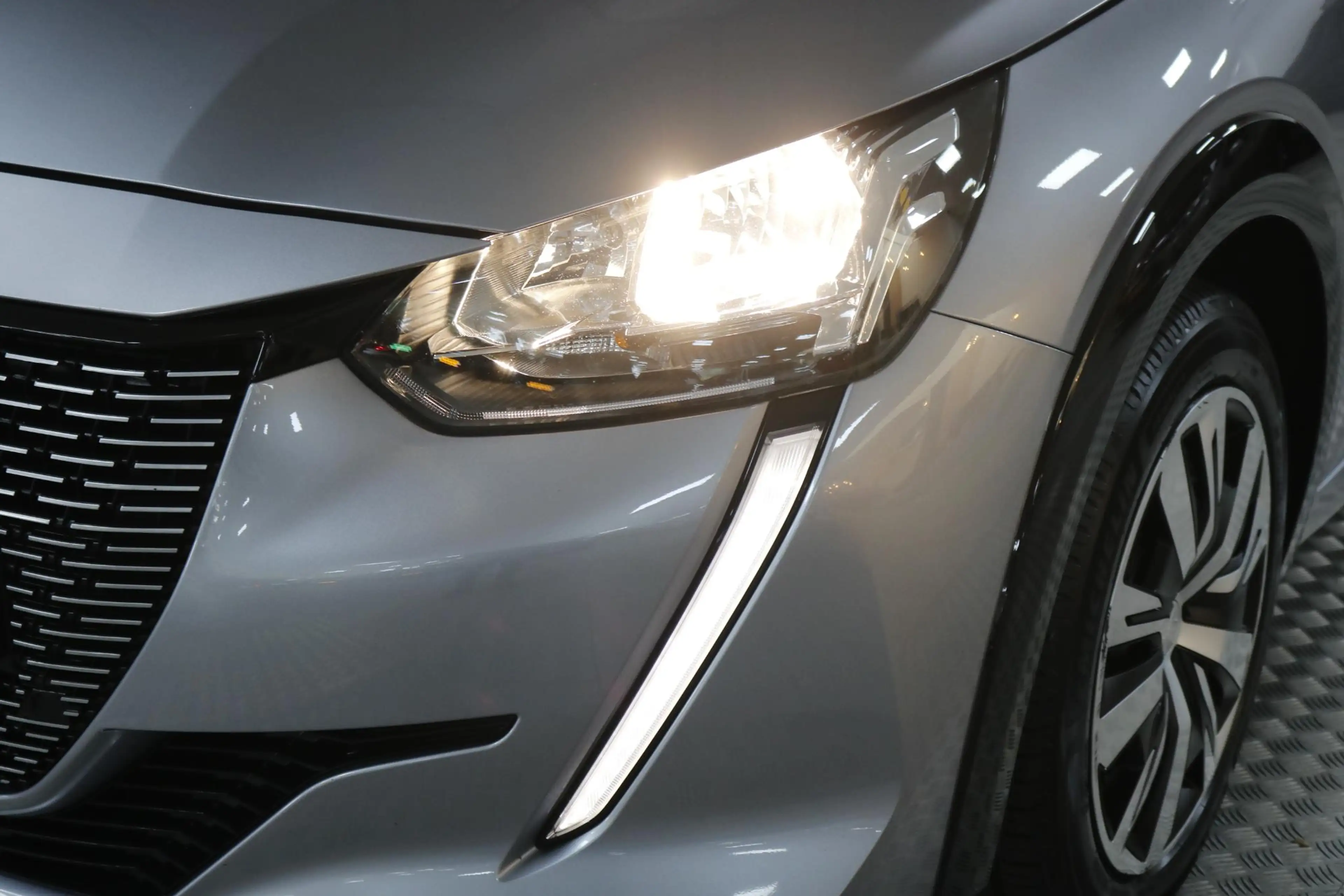 Peugeot e-208 EV Active 50 kWh Climate | Carplay | Bluetooth | C — photo 12