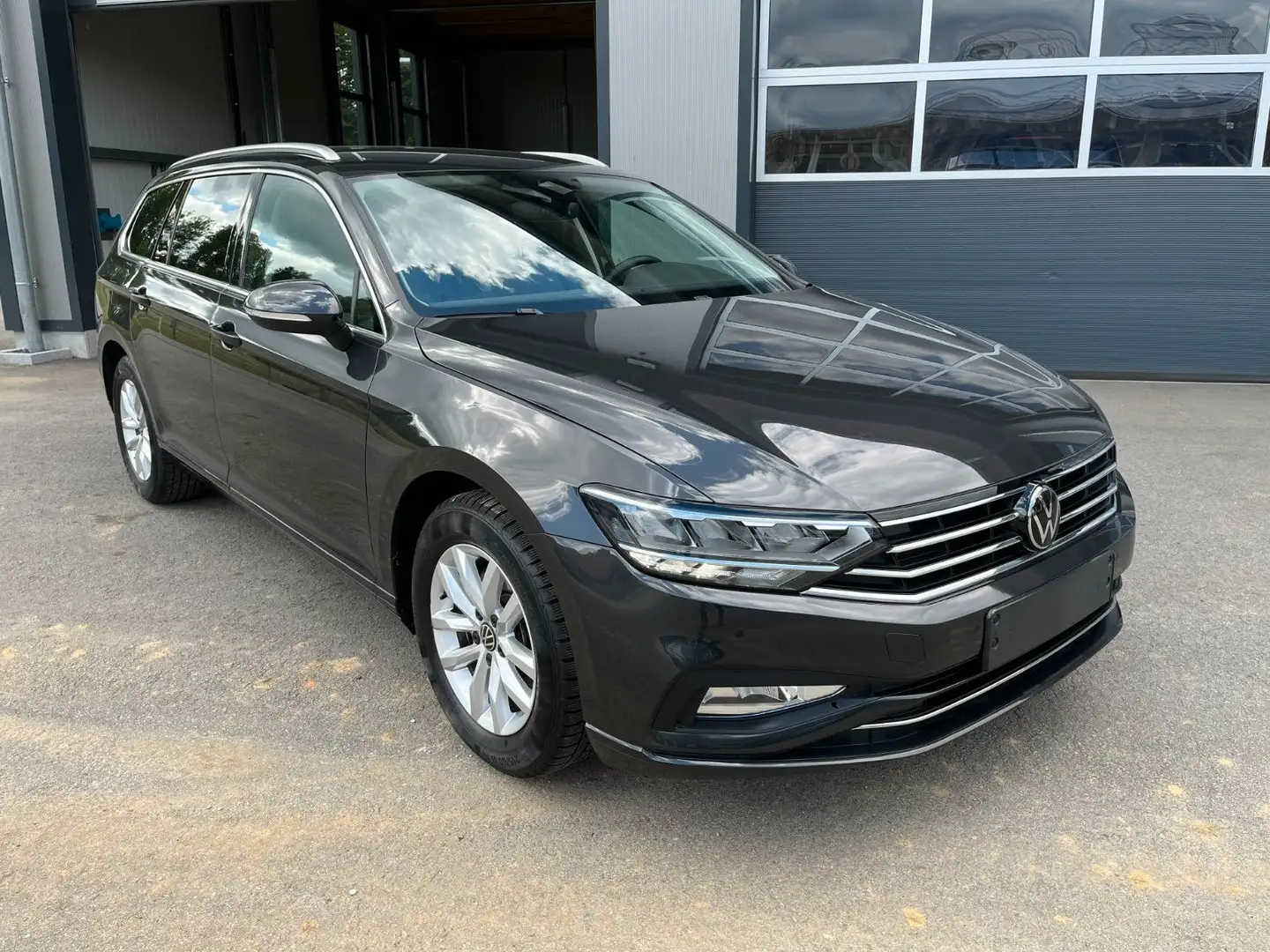 Volkswagen Passat Variant 1.5 TSI DSG Busi*ACC*LED*Kam*AHK Grau - 2