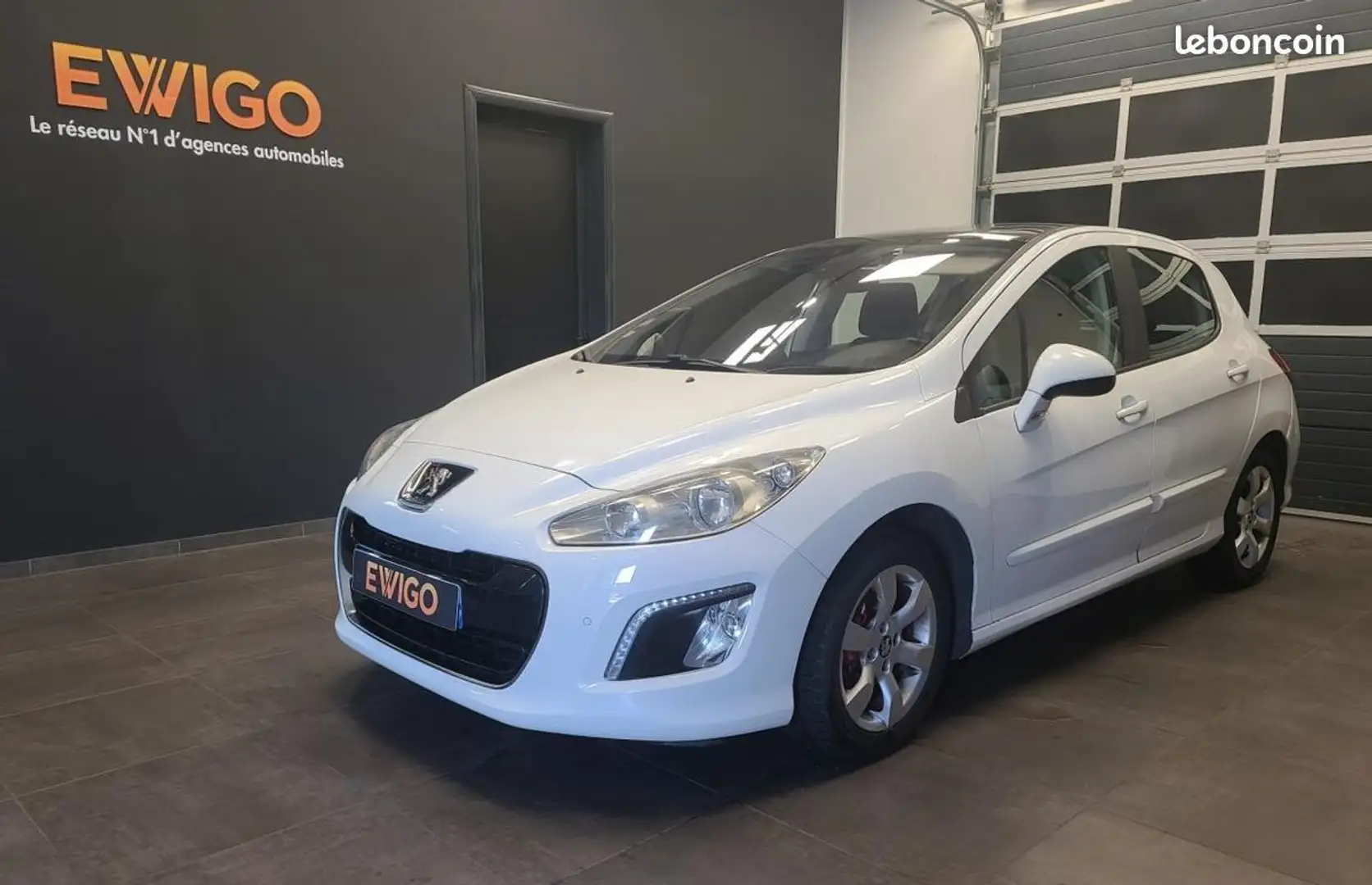 Peugeot 308 1.6 VTI 120ch Féline 5p Toit panoramique Blanc - 1