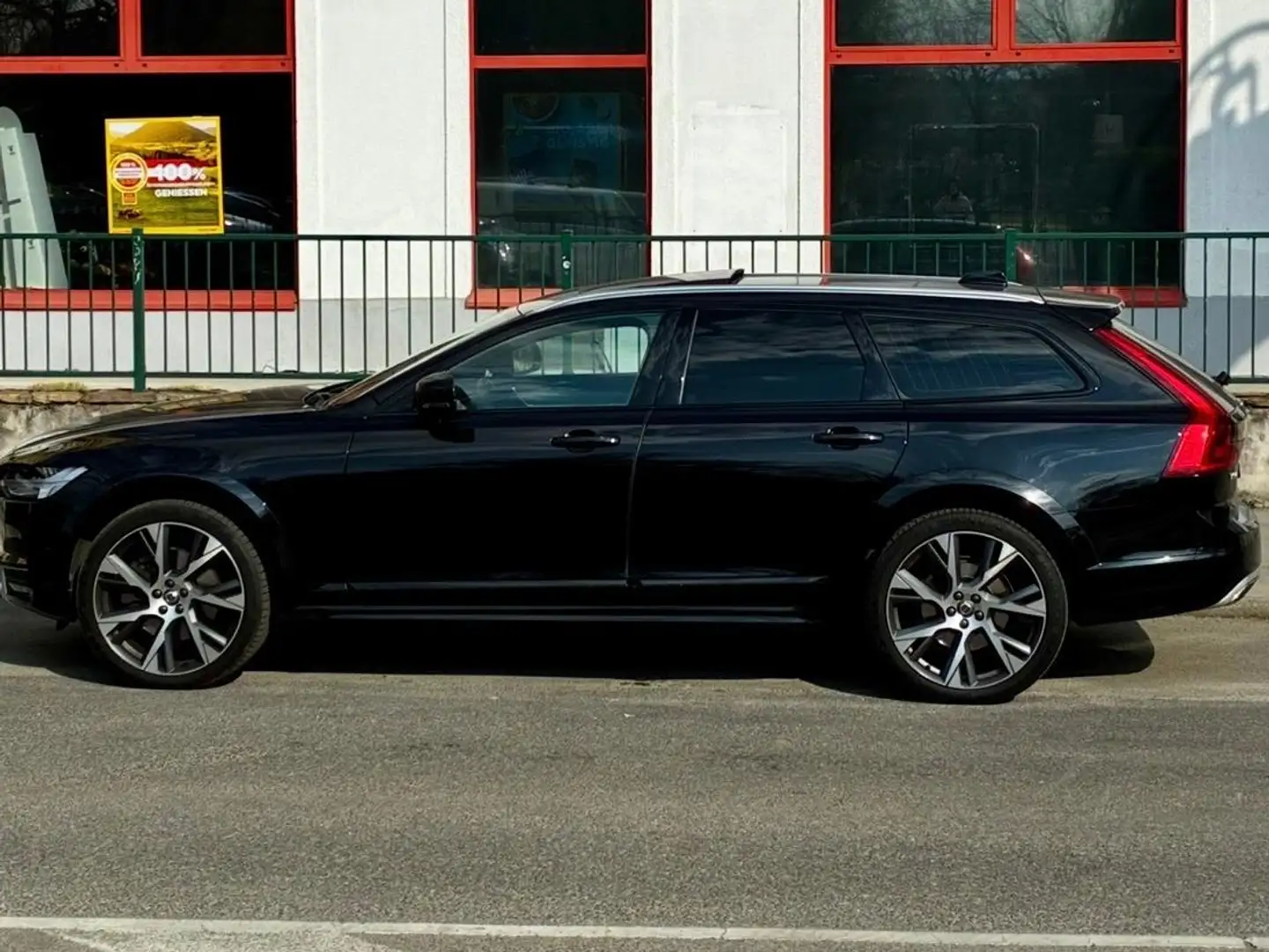 Volvo V90 Cross Country V90 Cross Country Pro D4 AWD Geartronic Cross Country Pro Schwarz - 1