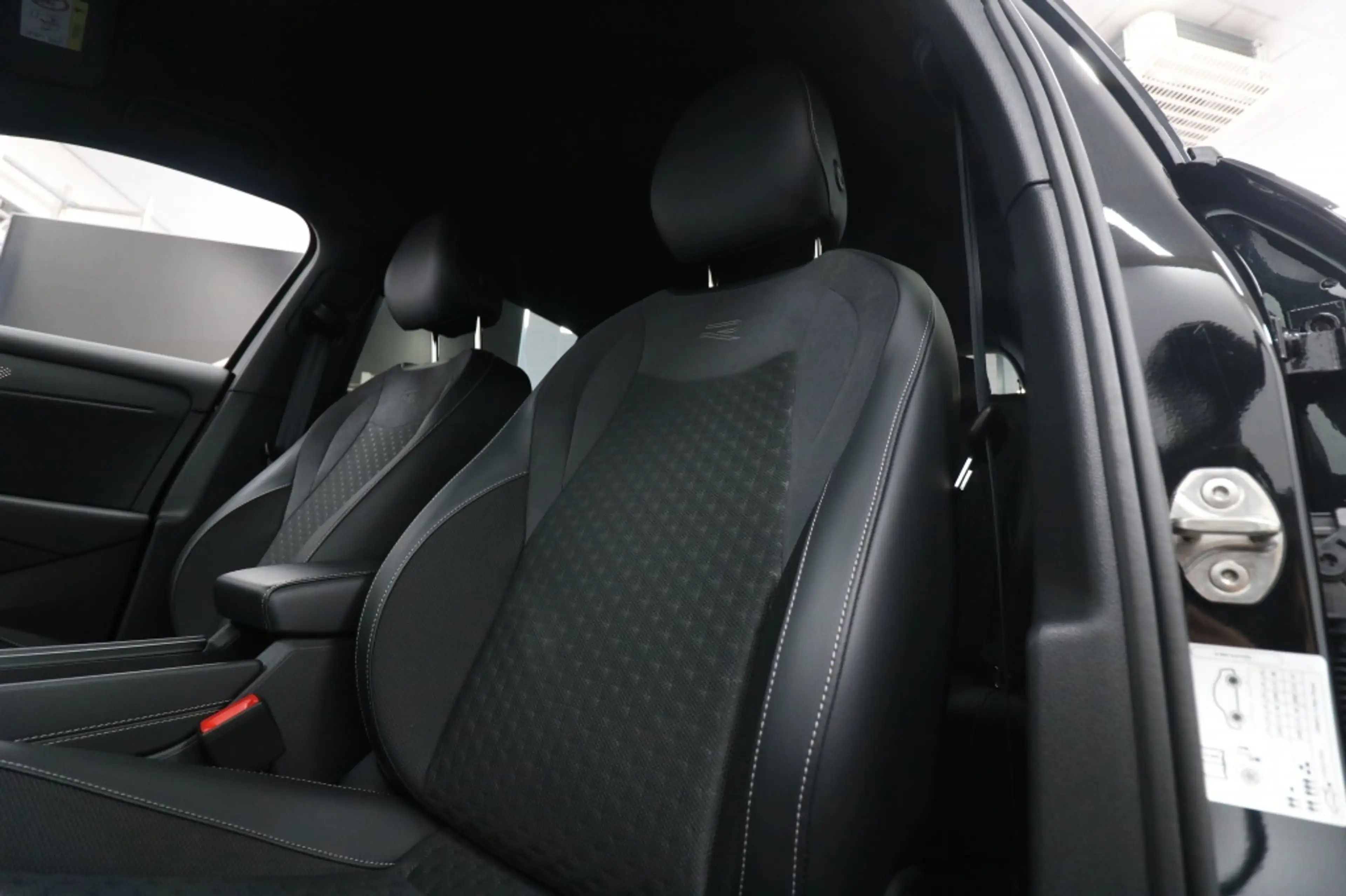 Volkswagen T-Roc 1.5 eTsi R-Line First Edition (Automaat) — photo 7