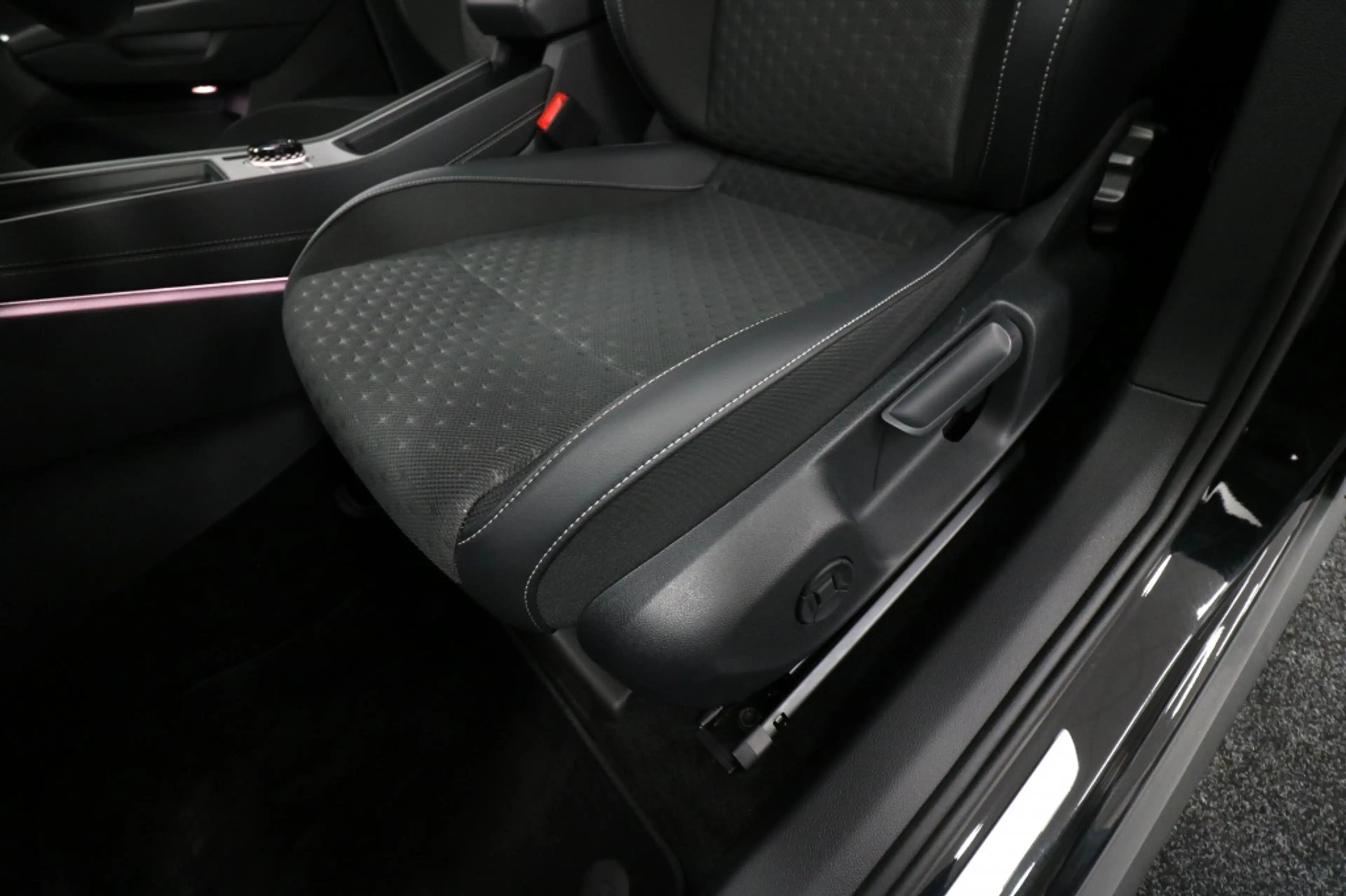 Volkswagen T-Roc 1.5 eTsi R-Line First Edition (Automaat) — photo 6