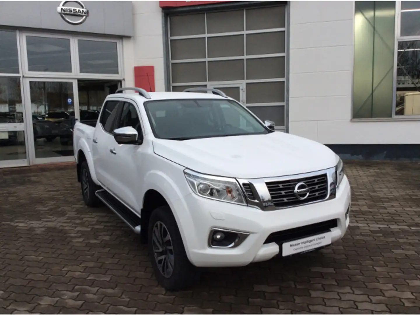Nissan Navara 2.3 dCi 190 PS AT Tekna Double Cab 4x4 Weiß - 2