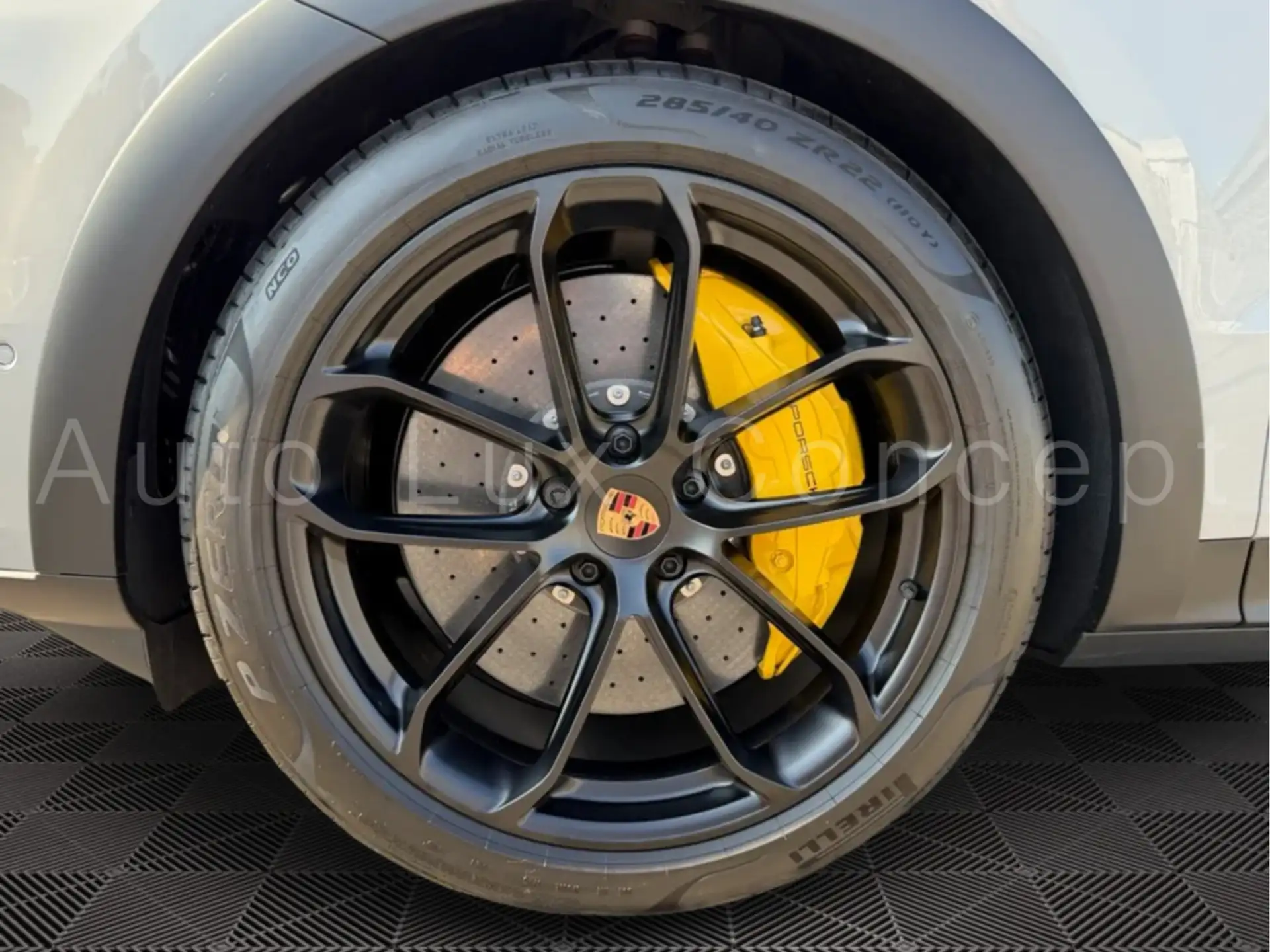 Porsche Cayenne E-Hybrid 2026 화이트 사진 6