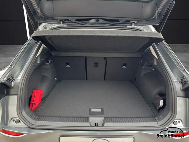 Volkswagen T-Roc view 6