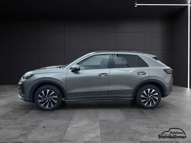 Volkswagen T-Roc view 3
