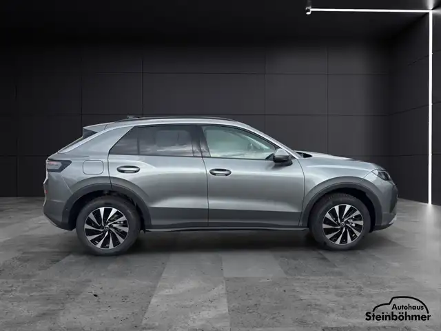 Volkswagen T-Roc view 8