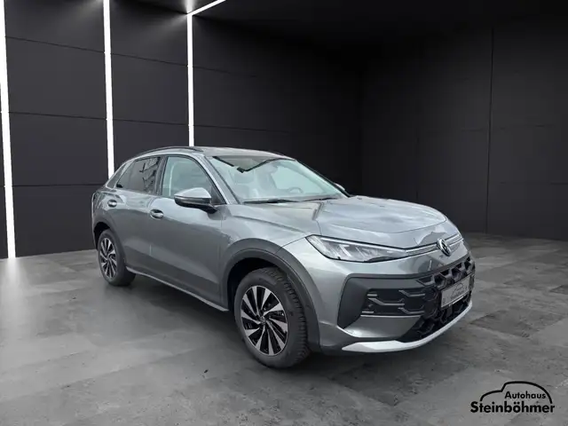 Volkswagen T-Roc view 9