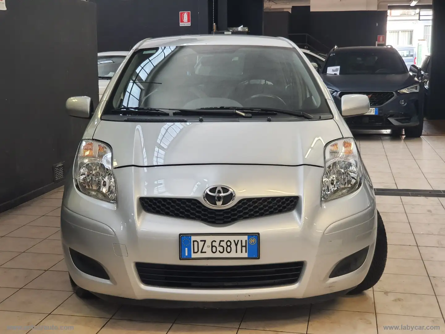 Toyota Yaris 1.0 5p. Now Grau - 2