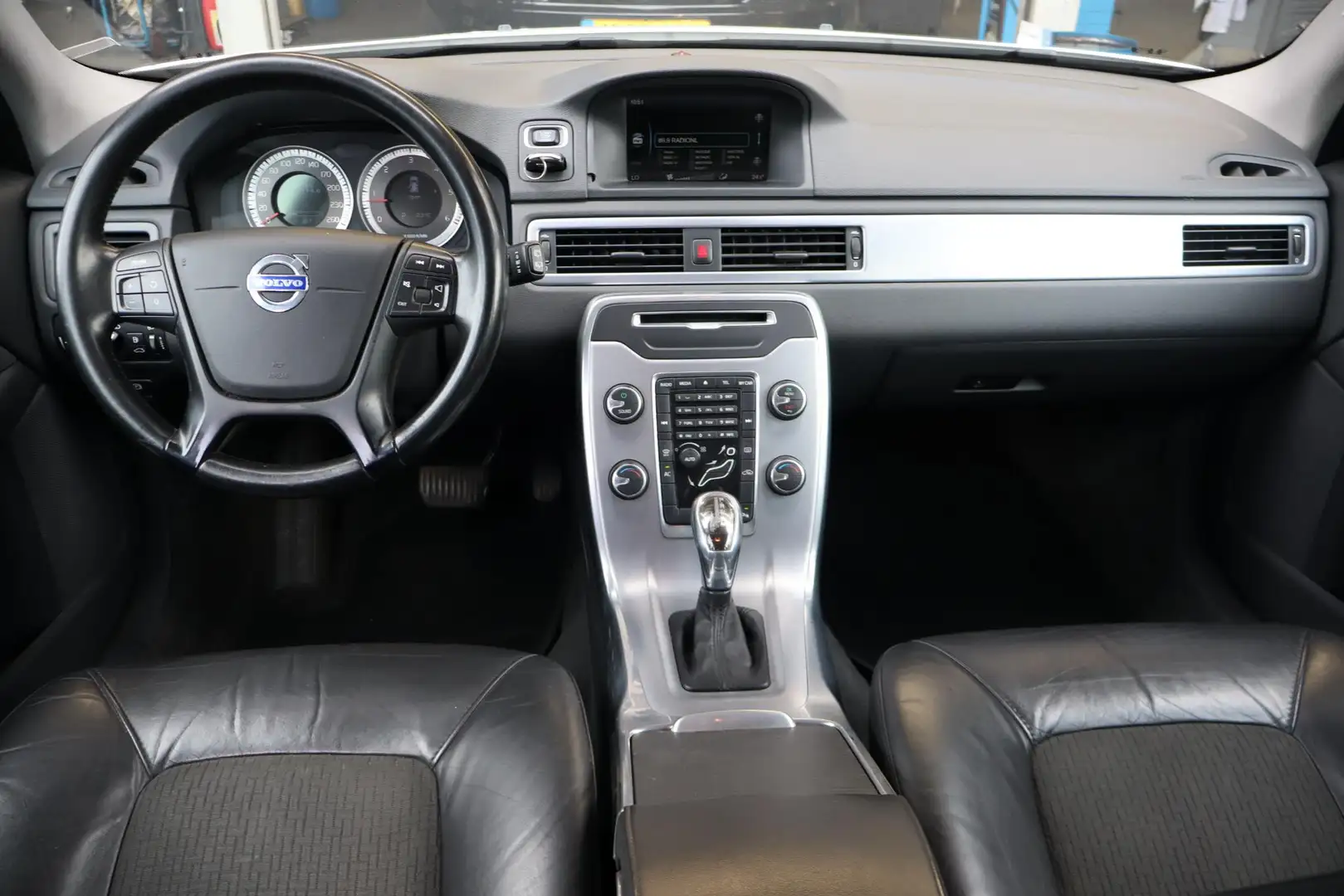 Volvo V70 2.4 D5 Kinetic EXPORTPRIJS, Airco, Cruise control, Weiß - 2