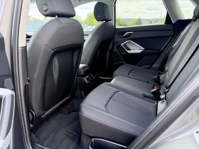 Audi Q3 view 14