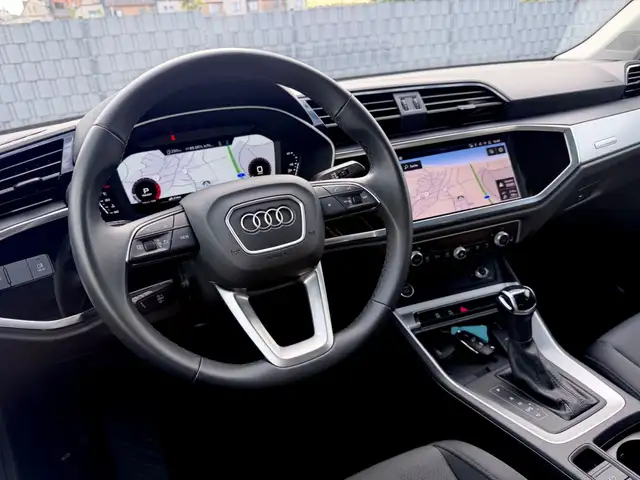 Audi Q3 view 10