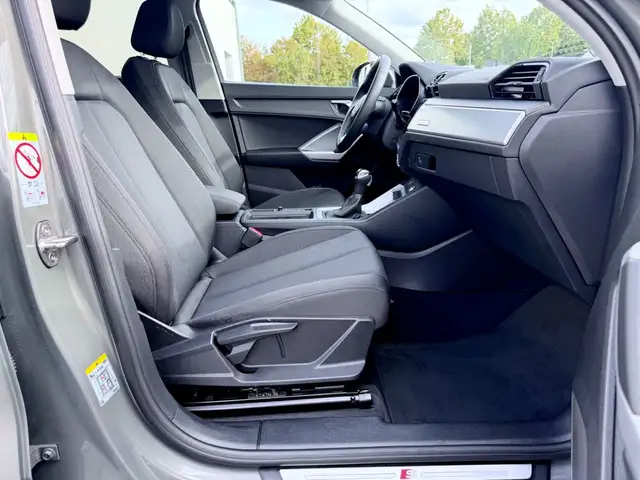 Audi Q3 view 13