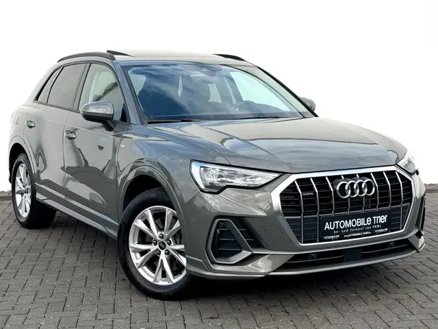 Audi Q3 view 3
