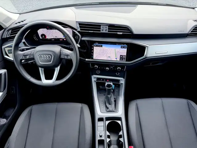 Audi Q3 view 11