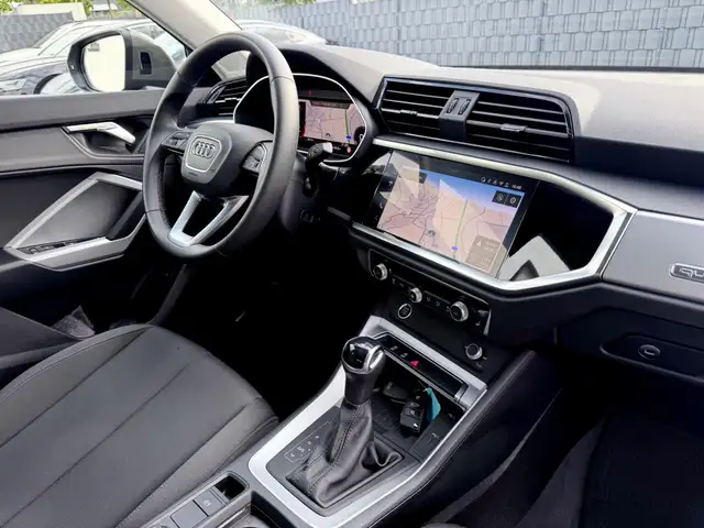 Audi Q3 view 12