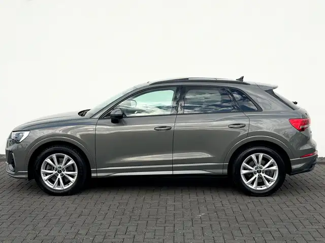 Audi Q3 view 8
