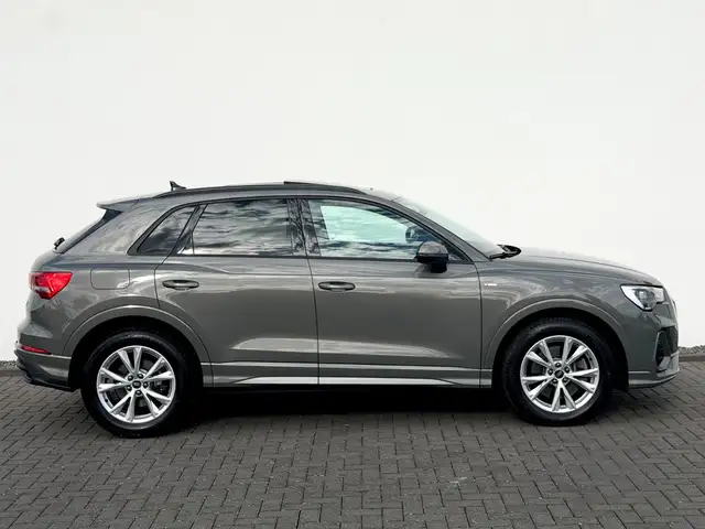 Audi Q3 view 4